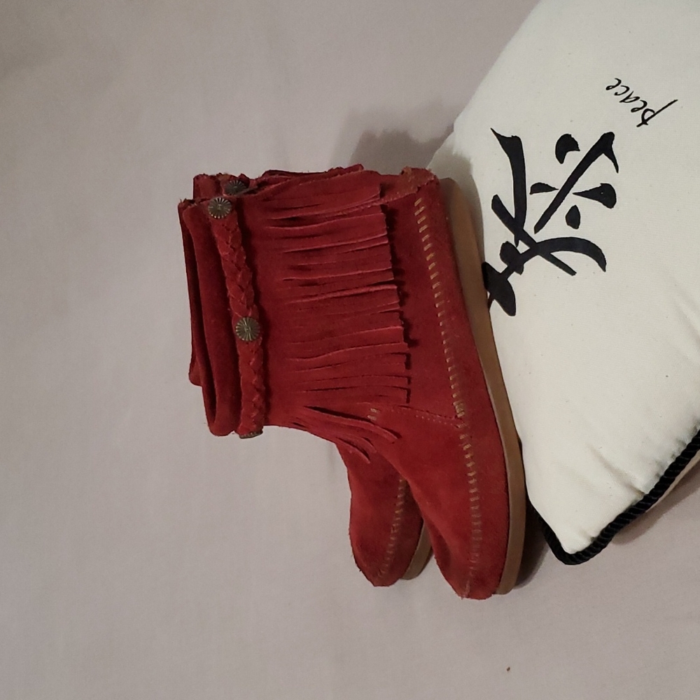 Minnetonka burgundy leather fringe booties sz 6